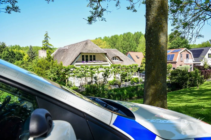 Onderzoek naar overleden persoon in tuin van villa