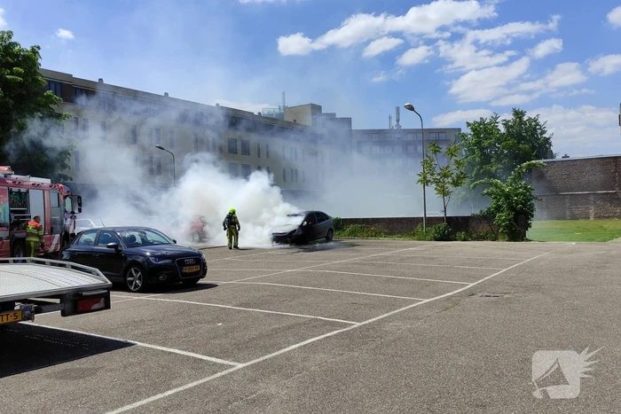 Auto volledig uitgebrand op parkeerplaats