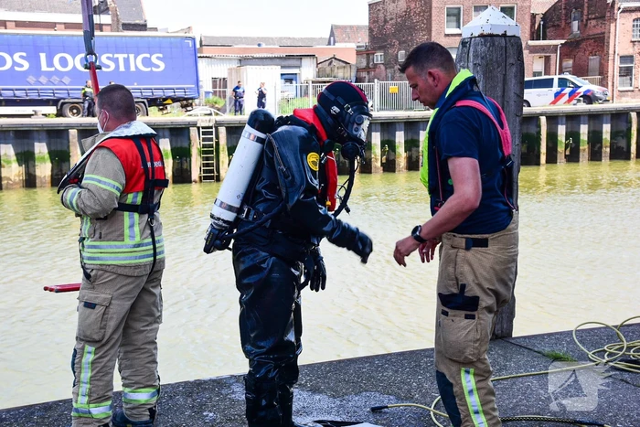 Persoon valt in water bij sluizen