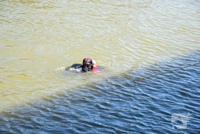 Persoon valt in water bij sluizen