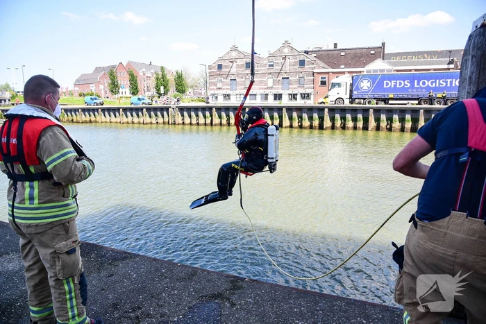 Persoon valt in water bij sluizen