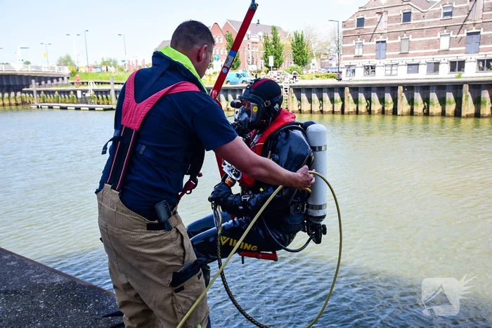 Persoon valt in water bij sluizen