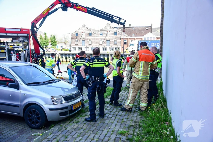 Persoon valt in water bij sluizen
