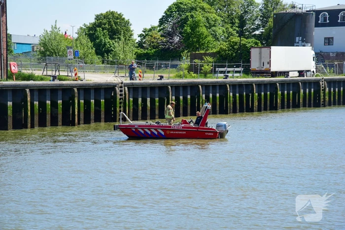 Persoon valt in water bij sluizen