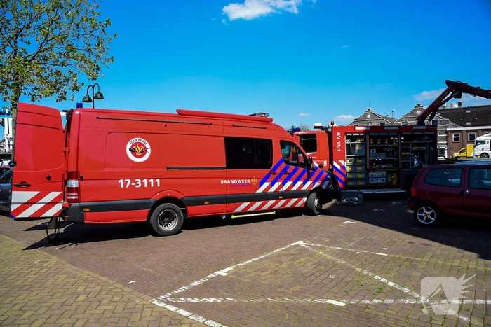Persoon valt in water bij sluizen