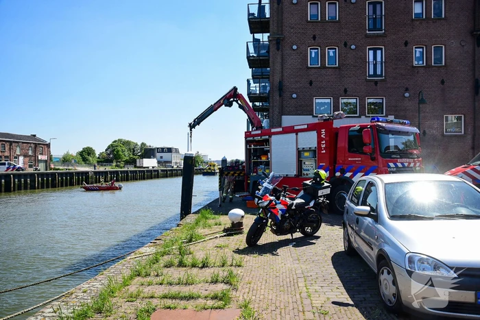 Persoon valt in water bij sluizen