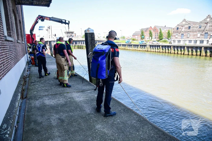 Persoon valt in water bij sluizen
