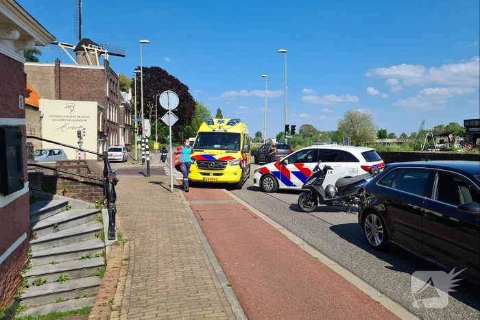 Maaltijdbezorgster op brommer botst op personenauto