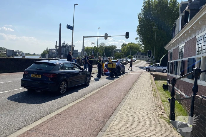 Maaltijdbezorgster op brommer botst op personenauto
