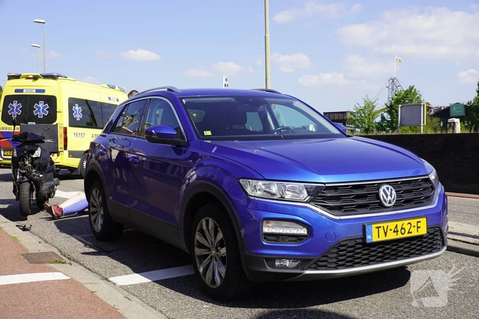 Maaltijdbezorgster op brommer botst op personenauto