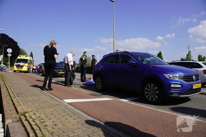 Maaltijdbezorgster op brommer botst op personenauto