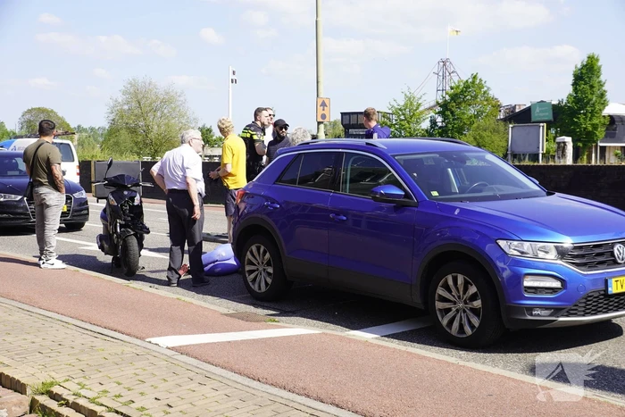 Maaltijdbezorgster op brommer botst op personenauto