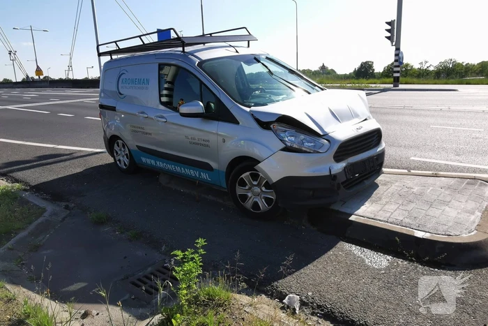 Drie voertuig in botsing op afrit A12