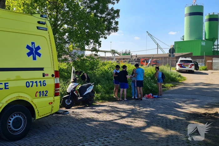 Scooterrijder botst achterop wandelaars