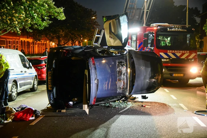 Personenauto belandt op zijkant