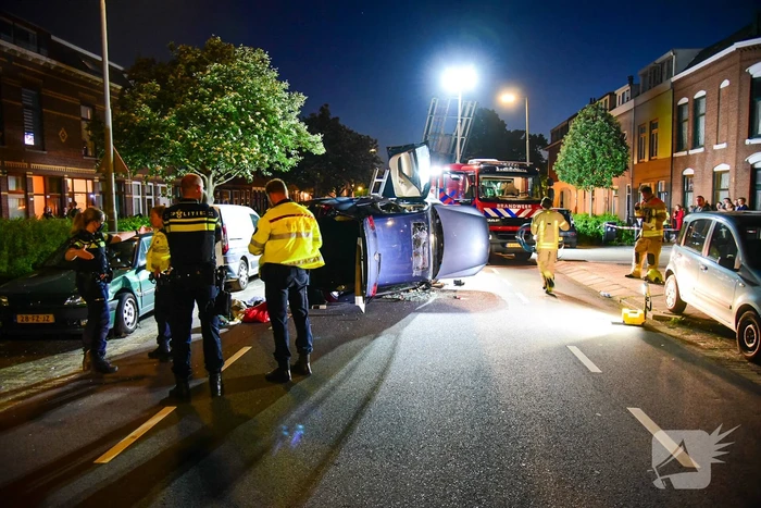 Personenauto belandt op zijkant