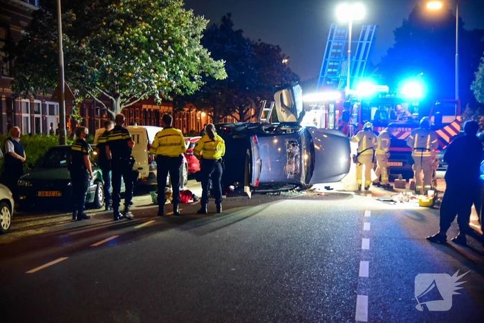 Personenauto belandt op zijkant