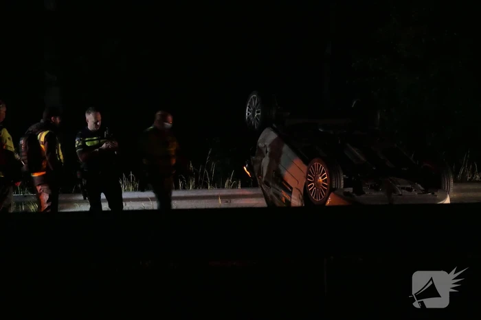 Auto belandt op zijn kop op snelweg