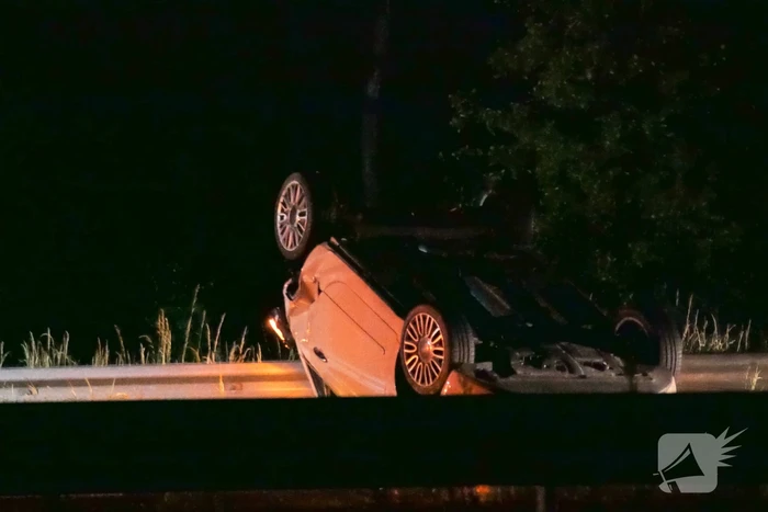 Auto belandt op zijn kop op snelweg