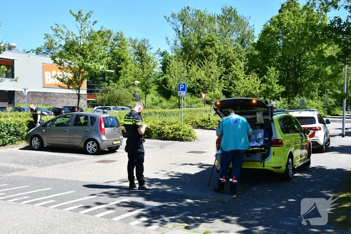 Man op e-bike gewond bij botsing met auto