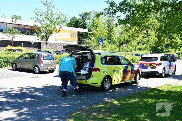 Man op e-bike gewond bij botsing met auto