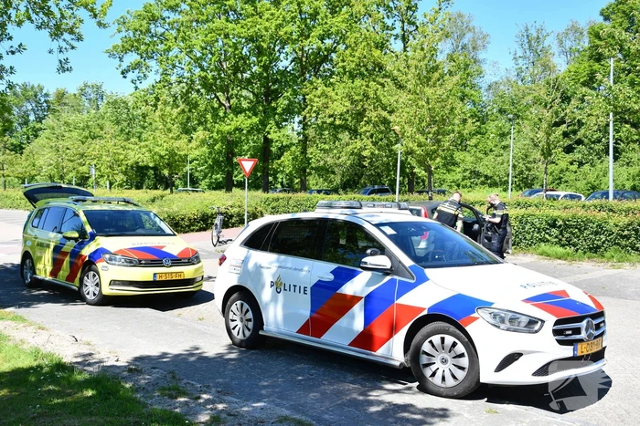 Man op e-bike gewond bij botsing met auto