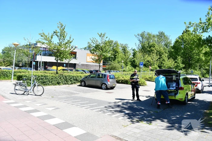 Man op e-bike gewond bij botsing met auto