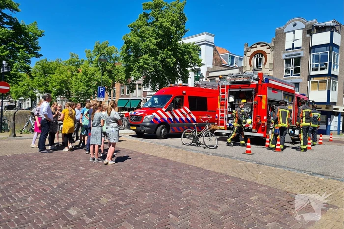 Zoektocht in gracht naar verloren bos sleutels