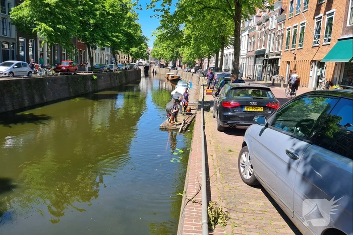 Zoektocht in gracht naar verloren bos sleutels