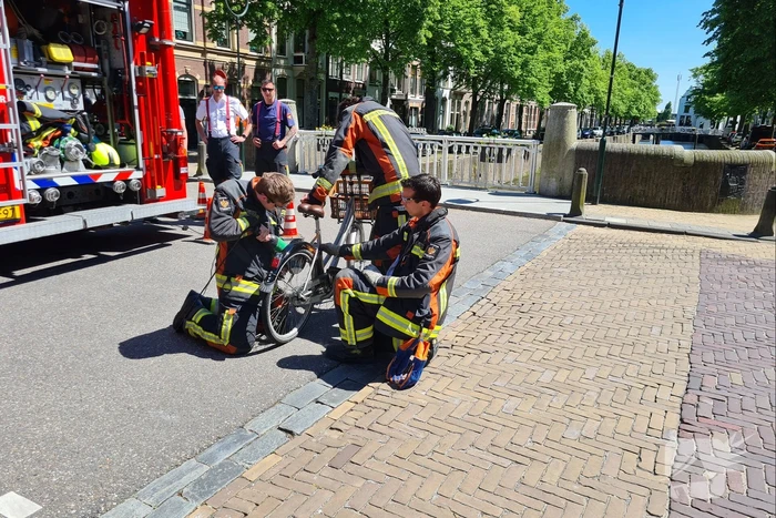 Zoektocht in gracht naar verloren bos sleutels