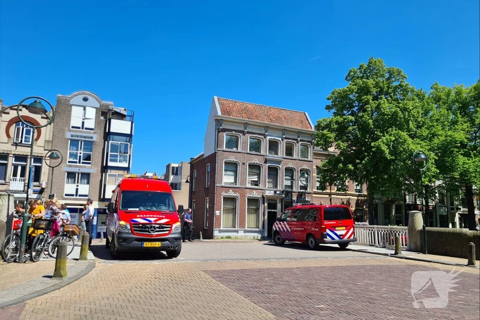 Zoektocht in gracht naar verloren bos sleutels
