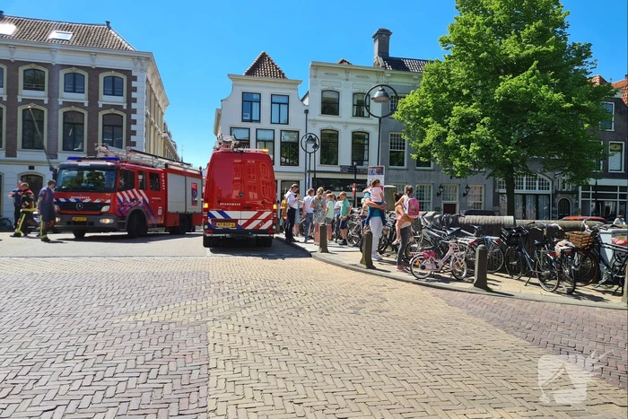 Zoektocht in gracht naar verloren bos sleutels