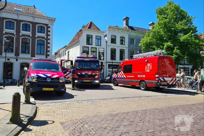 Zoektocht in gracht naar verloren bos sleutels