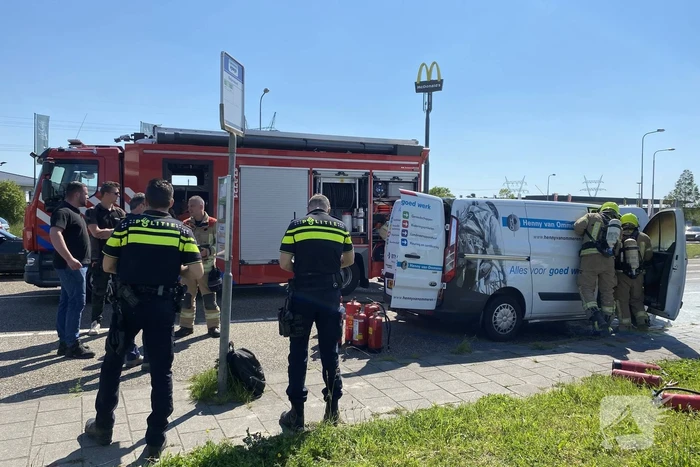 Bestelbus volledig uitgebrand