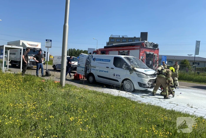 Bestelbus volledig uitgebrand
