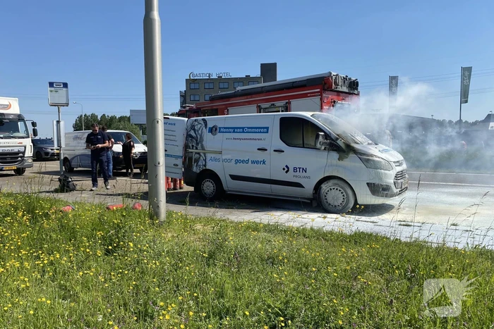 Bestelbus volledig uitgebrand