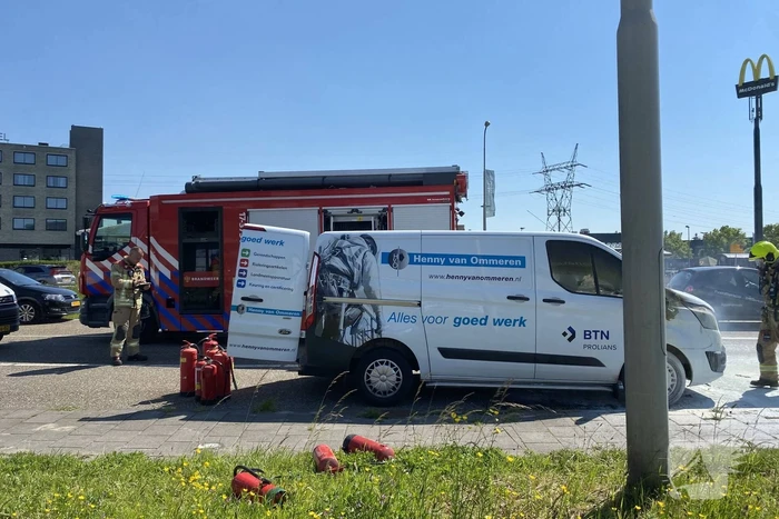 Bestelbus volledig uitgebrand