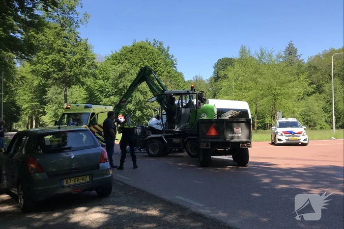 Taxibus botst op graafmachine met aanhanger