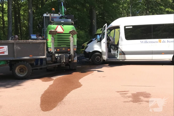 Taxibus botst op graafmachine met aanhanger