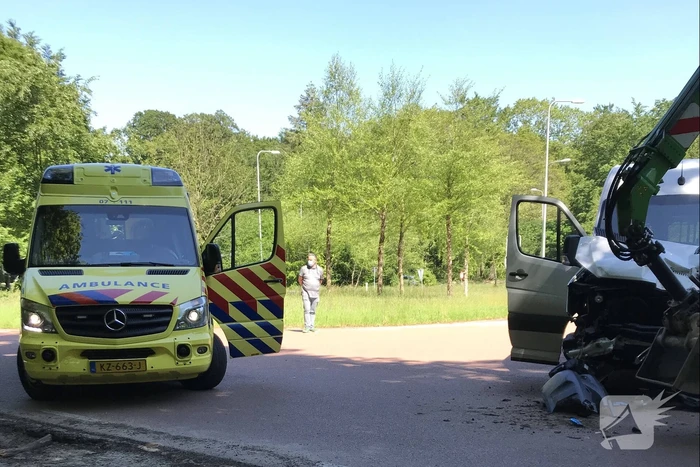 Taxibus botst op graafmachine met aanhanger