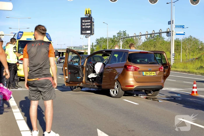 Veel schade bij ongeval voor verkeerslichten