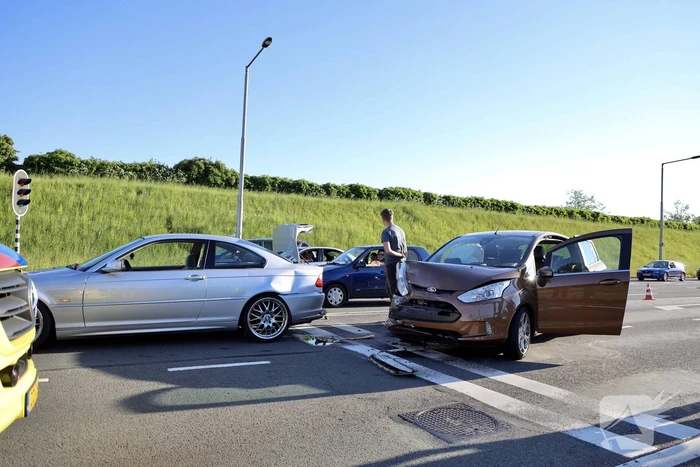 Veel schade bij ongeval voor verkeerslichten