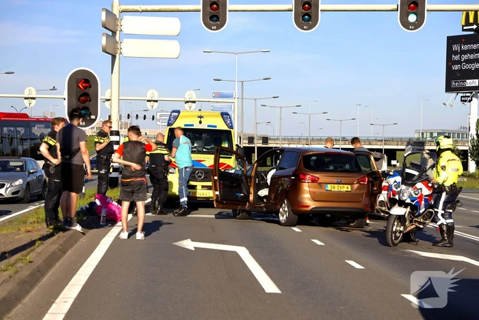 Veel schade bij ongeval voor verkeerslichten