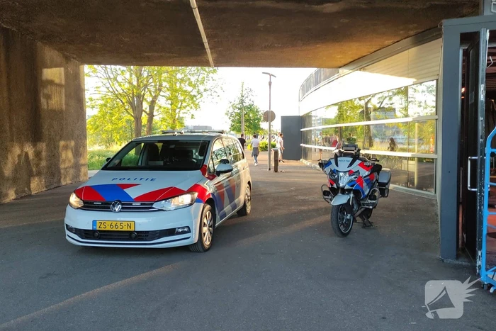 Politie ontruimd te druk park
