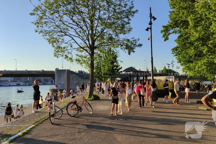 Politie ontruimd te druk park