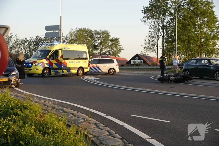 Motorrijder aangereden op rotonde