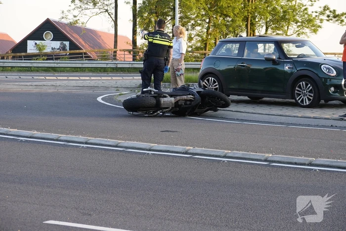 Motorrijder aangereden op rotonde