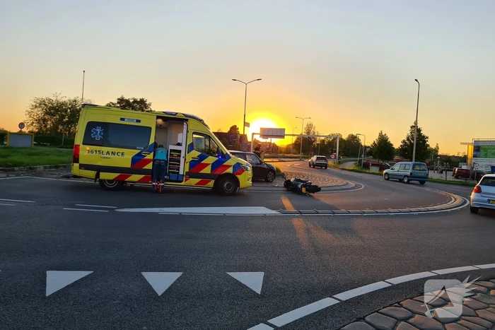 Motorrijder aangereden op rotonde