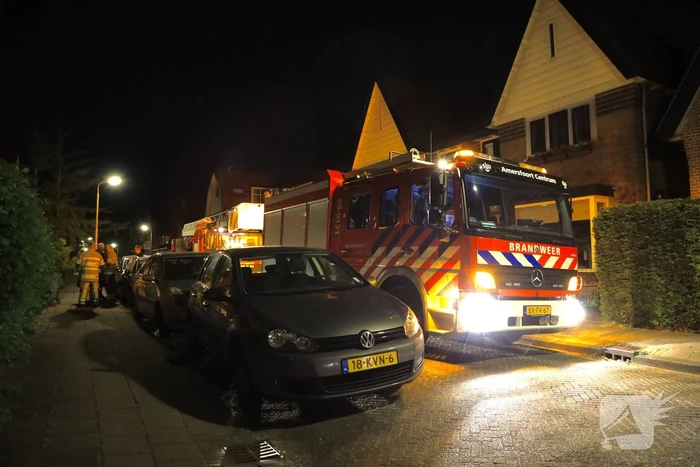 Vonkenregen uit schoorsteen van woning