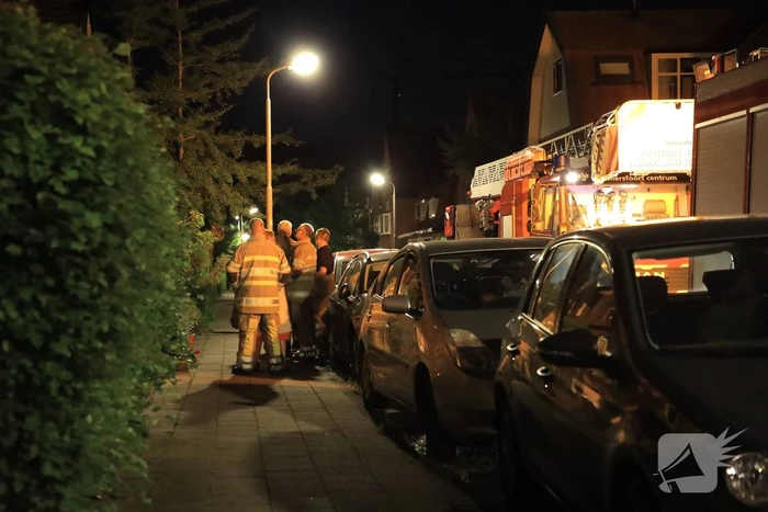 Vonkenregen uit schoorsteen van woning
